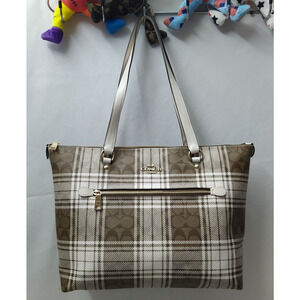 Coach Gallery Tote Bag In Signature Canvas With Hunting Fishing Plaid Print